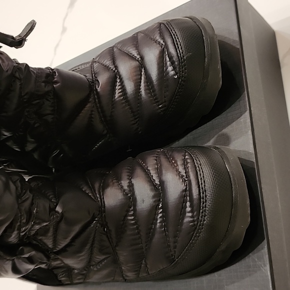 Reduced $ The North Face Boots - Picture 2 of 14